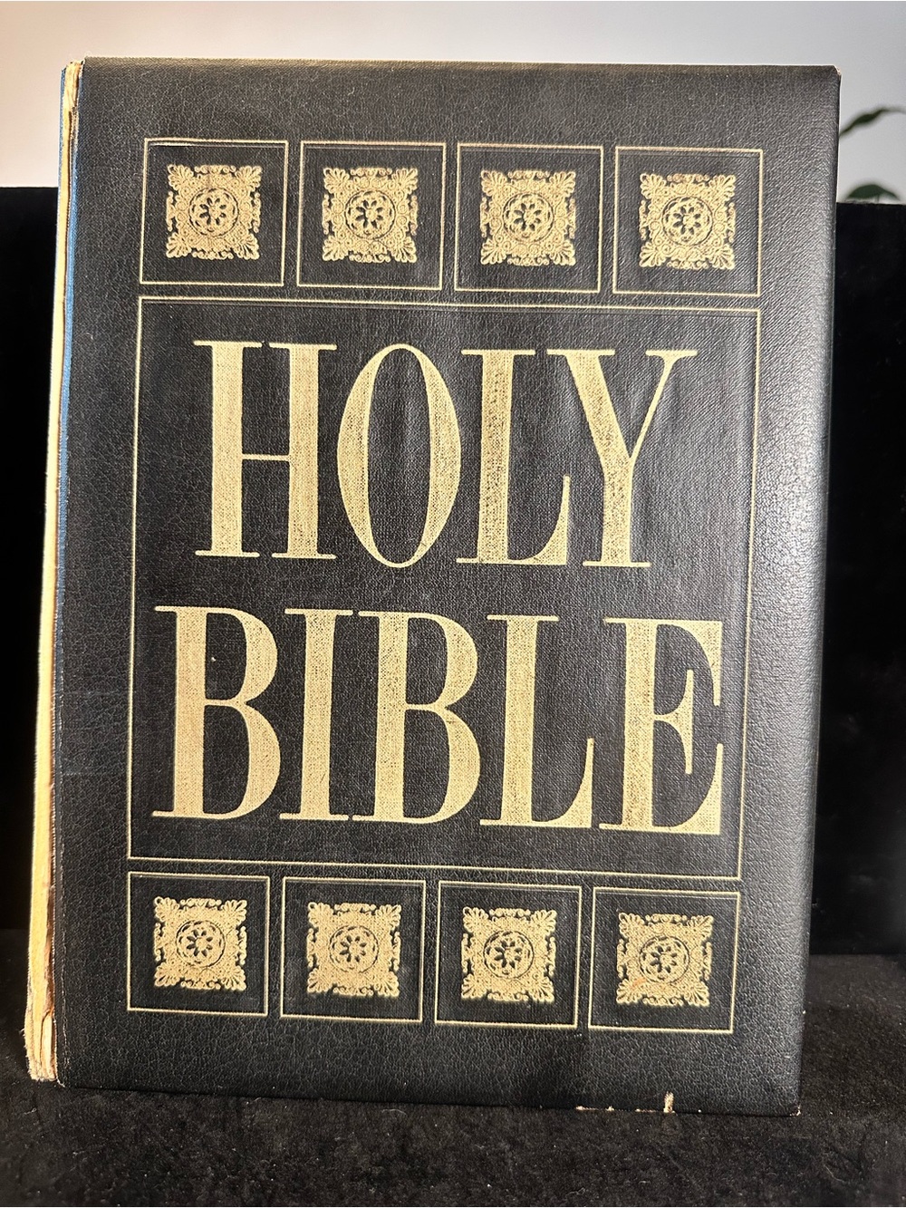 1968 Vintage King James Holy Bible/Leather bound Gold Scrolled AS IS